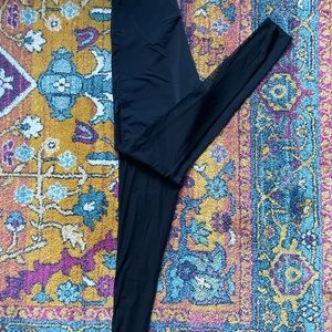 Onzie flow black high waisted legging in a size S/M.
